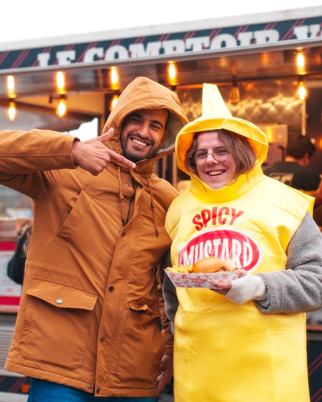 Un collaborateur et une collègue en costume de moutarde