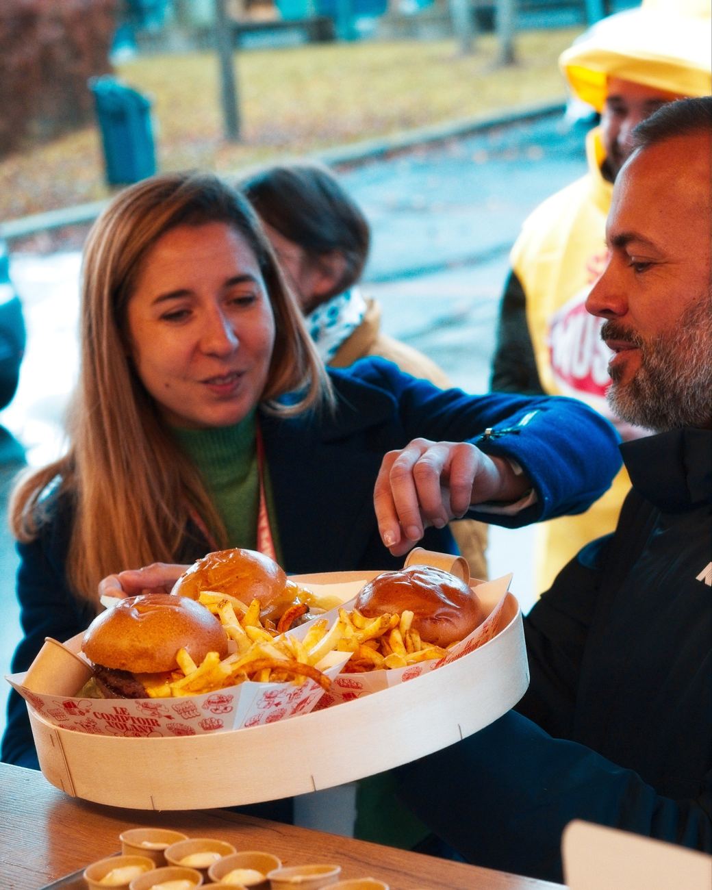 Un plateau de burgers et frites partagé entre collègues